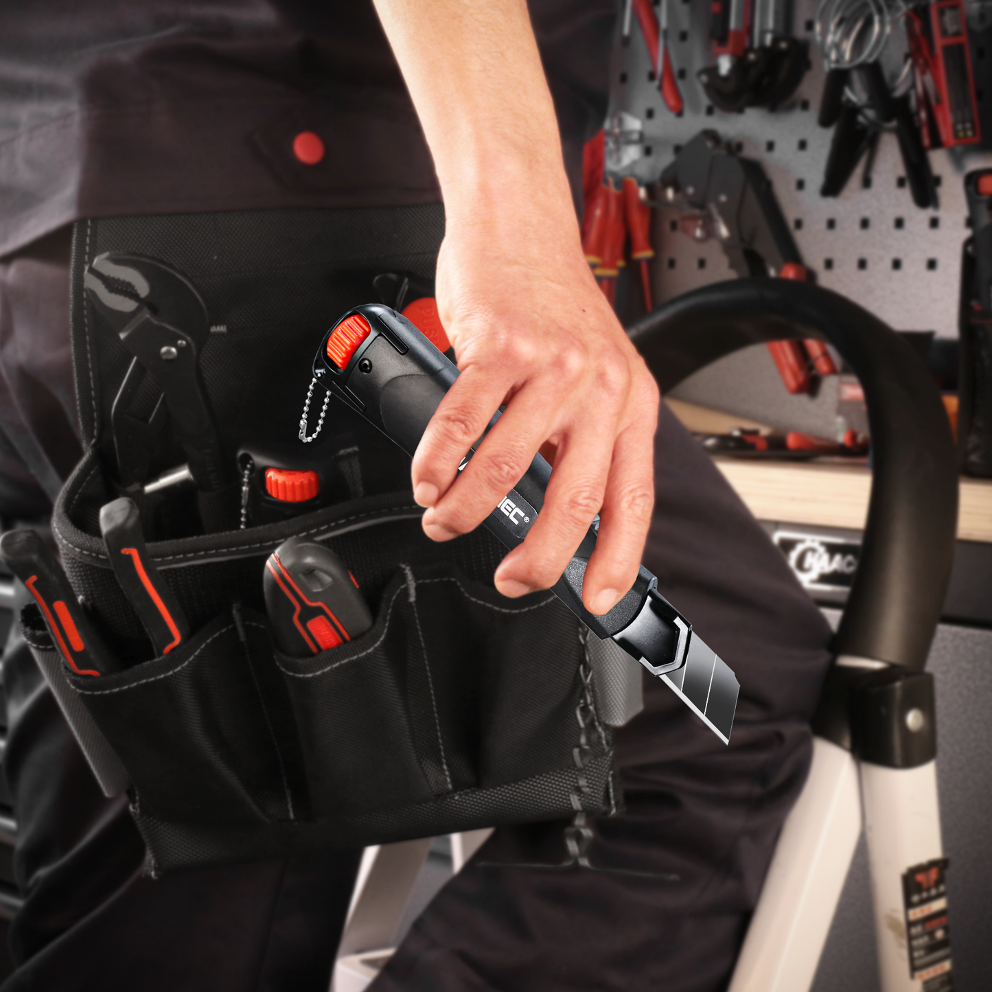 HAUTMEC 25mm Extra Heavy Duty Utility Knife with Double Lock Mechanism, Auto-Lock and Ratchet- Lock for Double Safety, SK2 Sharp Black Blade for Industrial or Construction Applications HT0254-KN