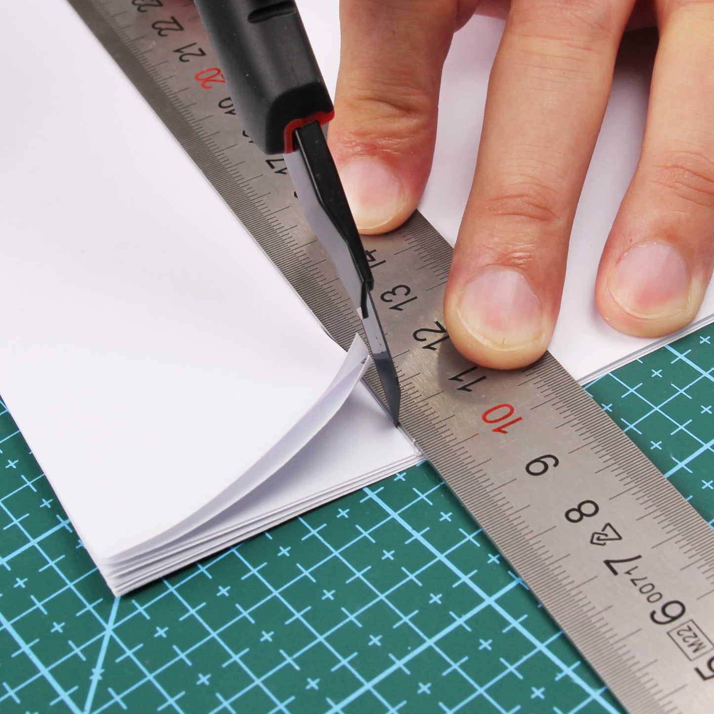 HAUTMEC 9mm Precision Utility Knife, Soft Grip Snap-off Box Cutter, Retractable 9mm Multi-Purpose Cutter for Detailed Cutting in Work, Home Use and Arts Crafts HT0255-KN