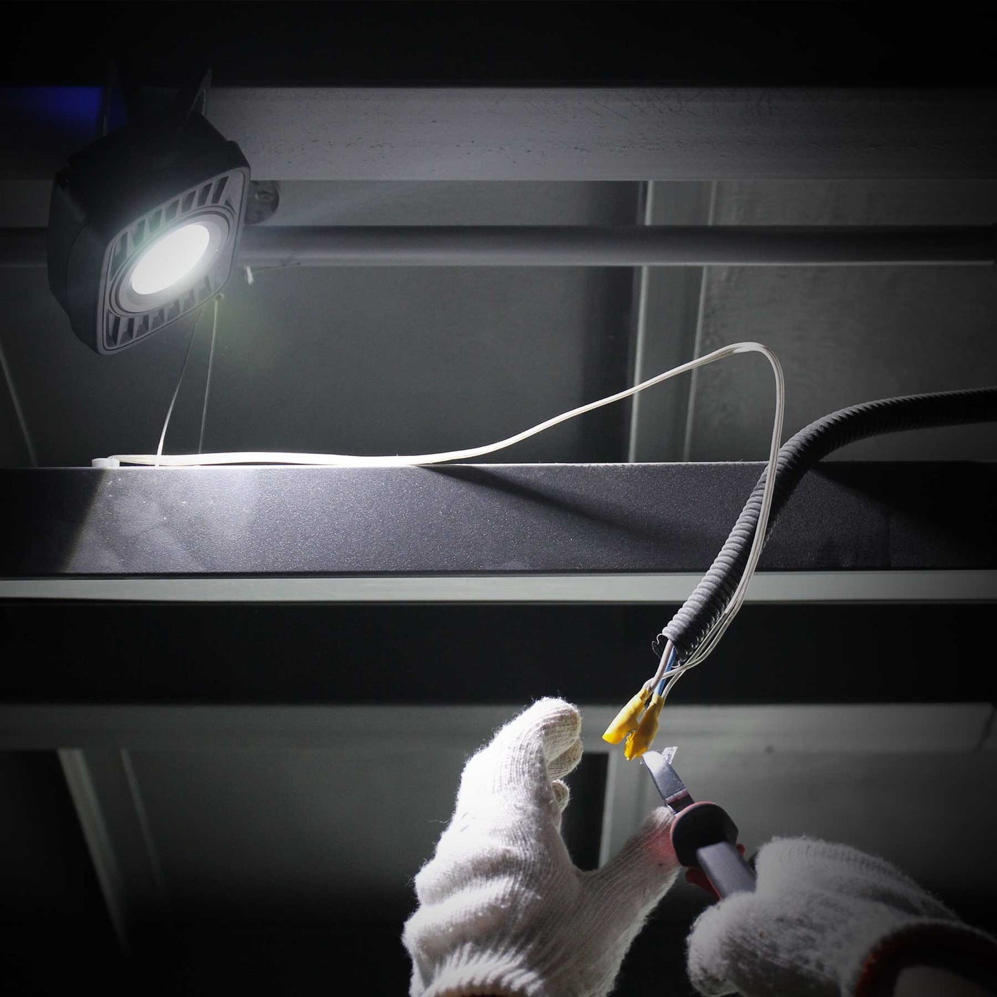 HAUTMEC Rechargeable Work Light, 360°Rotating COB 1500LM Portable Flood Light with Magnetic Base and Pothook, Waterproof Power Bank Worklight Tool for Car Repairing Construction Sites, HT0168-WL