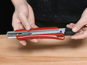 HAUTMEC 25mm Extra Heavy-Duty Utility Knife, Snap-off Retractable Box Cutter with 3pcs Sharp Blades, Auto-lock Mechanism, Sturdy Body HT0080-KN