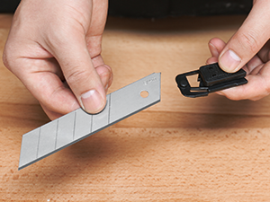 HAUTMEC 25mm Extra Heavy-Duty Utility Knife, Snap-off Retractable Box Cutter with 3pcs Sharp Blades, Auto-lock Mechanism, Sturdy Body HT0080-KN