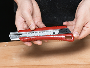 HAUTMEC 25mm Extra Heavy-Duty Utility Knife, Snap-off Retractable Box Cutter with 3pcs Sharp Blades, Auto-lock Mechanism, Sturdy Body HT0080-KN